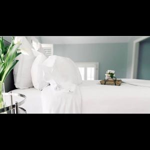 Queen fitted bottom and top sheet